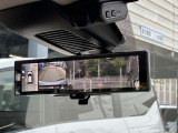 車両後方のカメラ映像がミラーに映るので、乗員や荷物が多くても視界を遮らず安心です。また、広角カメラで映しているので通常のミラーより視界が広く、夕方や夜間でもクリアな後方視界を確保することが出来ます。