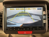 リバースギアに入れるだけで後方の表示へ切り替わります。夜間や雨の日の駐車も楽になりますよ。