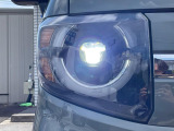 【LEDヘッドライト】悪天候や夜間走行時も良好な視界を確保し安心して運転できる高輝度LEDヘッドライトを装備!点灯速度が早く、消費電力も抑えられています。