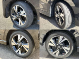 165/55R15 純正アルミホイール装着。