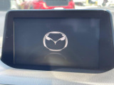 【マツダコネクトナビ】車内の雰囲気にマッチした一体型タイプのナビ。各種車輌設定やBluetooth再生等、様々な機能が楽しめます。直感的なダイヤル操作が可能で、使い勝手も良好です。