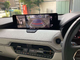 ●カメラ   360車両の前後左右に備えた計4つのカメラを活用し、車両を上方から見たようなトップビューのほか、フロントビュー、リアビュー、左右サイドビューの映像をセンターディスプレイに表示できます。