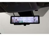 車両後方カメラの映像をディスプレイに表示するデジタルインナーミラー(純正用品)です。ヘッドレストや荷物などで視界を遮られずに後方を確認できます。デジタルミラーモードとミラーモードは切替え可能です。