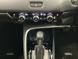 【左右独立オートエアコン】左右席で独立温度コントロールが可能です。運転席はキンキンに冷やして助手席はマイルドにと言った設定が可能です☆暑さ寒さでケンカすることもなくなりますね♪