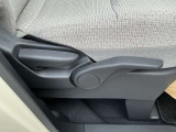 運転席はラチェット式レバーで高さも調整できます