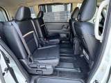 【7人乗仕様】スマートマルチセンターシートを運転席&助手席に移動させればシートの間も広々☆7人乗りになります☆