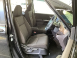 フロント広々、セパレートシートの運転席は、ハイトアジャスターが付いているので、快適にドライブができます。ハンドルはテレスコピック機能で、ハンドル位置を上・下・手前・奥に調節できます。