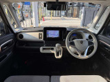 グレーの内装はシンプルで飽きがきにくい、落ち着いた車内となっています。