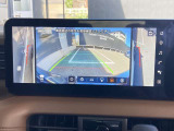 車両前方と左右両方が確認でき、狭い道での接触防止をサポートしてくれるサイドビュー。