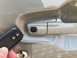 携帯キーを持っておくだけで、ドアノブについてあるボタンを押すだけでドアの施錠が可能です。雨の時や荷物が多くて両手がふさがっていても、キーをポケットやかばんに入れたままで出来ます。