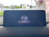 【10.25インチマツダコネクト】車内の雰囲気にマッチした大型ディスプレイ。スマホ接続でのナビ使用やBluetooth再生等、様々な機能が楽しめます。直感的なダイヤル操作が可能で、使い勝手も良好です。