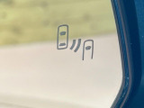 【ブラインドスポットモニター】走行中、ドアミラーの死角になりやすい箇所に後続車が接近するとサイドミラーのレンズに警告を表示!ドライバーに注意喚起をしてくれます。