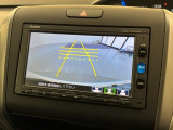 リバースギアに入れるだけで後方の表示へ切り替わります。夜間や雨の日の駐車も楽になりますよ。