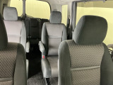 車外に出なくても運転席から3列目シートまで移動が可能です。子育てや荷物が多いときなど利便性が高いです