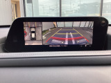 狭い場所での駐車やすれ違いなどでより的確な運転操作に役立つ360&deg;ビューモニターが装備されています。