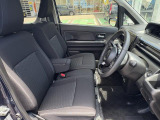 フロントシートはベンチシートです。インパネシフトで足元は広々。運転席と助手席はウォークスルーできます。