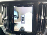 【360&deg;ビューカメラ】4台の高解像度カメラで360度の鳥瞰図を表示。隣の車や壁、死角にある障害物などを画面で確認できるため、狭いスペースでの駐車・出入りも安心です。