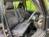 運転席まわりには十分なスペースがあり、大柄な方でもゆったり運転していただける環境です。