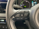 運転中、オーディオの操作をしてて、ハッとしたことはありませんか?ステアリングスイッチは、運転中でもハンドルでオーディオの操作が可能です。安全なドライブをサポートします。