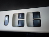 窓の開閉は電動(パワーウィンド)になりますので、便利ですよね。