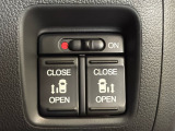 乗り降りに便利な電動スライドドアを装備しています。