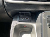 運転席と助手席の前方にインストセンタートレイとUSB電源ポート、TYPE-C装備です。