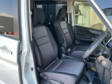 運転席もゆったりとお座り頂けます。