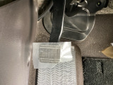 パーキングブレーキはフット式なので運転席と助手席の間はすっきり、移動も楽々です。さっと手が届く位置にATセレクトレバーやエアコンスイッチなどがあり操作性に優れています