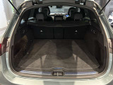 ゆったりとしたトランクルームでございます。たくさんのお荷物の車載が可能でございます。