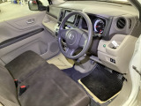 【ベンチシート】運転席と助手席の移動もスムーズ!狭い駐車場での乗り降りや、お子様の乗り降りにも便利です。座席の間にコンソールボックスやドリンクホルダーがないため、車内空間が広く感じます。