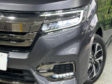 【LEDヘッドライト】悪天候や夜間走行時も良好な視界を確保し安心して運転できる高輝度LEDヘッドライトを装備!点灯速度が早く、消費電力も抑えられています。