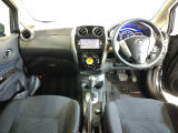 ドライバーを包み込むように、ディスプレーやスイッチ・コンソールを配置。座った瞬間から運転への期待が。空間そのものの心地よさにこだわっています。