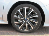 右前 18インチアルミホイール タイヤサイズは、225/45R18です。「*ホイールロックナットは展示用です」