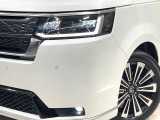 【LEDヘッドライト】悪天候や夜間走行時も良好な視界を確保し安心して運転できる高輝度LEDヘッドライトを装備!点灯速度が早く、消費電力も抑えられています。