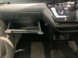 車検証入れになどにも使える便利な収納BOXあります。