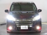ハロゲンより明るく、より遠くまでさらなる安心感のあるLEDヘッドライトを採用。照射軸の上下方向を自動調整するオートレベリング機構、点灯忘れも防止できるオートライトコントロール機構付きです。