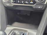 シフトレバーの前方に配された、アクセスしやすいオープンなトレイです。スマートフォンなどの小物をスマートに置いておけます。