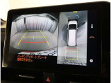 パノラミックビューモニター装備!トップビュー&フロントビュー・車両に取り付けたフロントとサイドとバックのカメラ映像を合成して画面上に表示させることで、低速時の運転を補助する装置です。