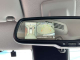 車両を上から見ているようなアラウンドビューモニターの映像をルームミラーに映し出してくれるので、小さなお子様や障害物も確認できます。運転のしやすさはもちろん、事故防止にも役立ちます!