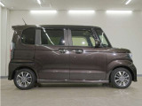 リアには左右スライドドアを採用。狭い駐車場でも開閉しやすく、強風の日でもドアが煽られにくくなっております。小さなお子さまやご年配の方も安心して乗り降りできます。