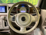 インテリアに合わせたデザインのステアリングは、運転される方のことも考え、運転しやすい形状、大きさです。是非一度、実際に触ってお確かめください。