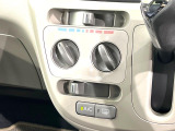 寒い冬も暑い夏も全席に快適な空調を届けてくれる、ダイヤル式エアコンを装備♪