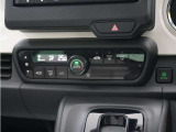 フルオートエアコン搭載。好みの温度に設定するだけで、風向や風量を自動でコントロール!いつでも快適な車内環境に。