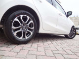 車のデザインにマッチした、純正アルミホイール。