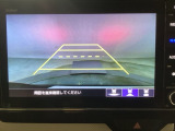 【バックカメラ】運転が苦手な方も車庫入れラクラクです!ギアをリバースに入れれば自動的に切り換わりますので、面倒な操作は不要です♪狭い駐車場もお車を傷つけず安心ですね!