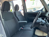 運転席・助手席は、ゆったりと座れるサイズで、長時間の運転でも快適です。
