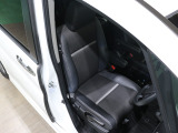 程よい硬さとホールド性が高いシートで長時間運転も快適です。