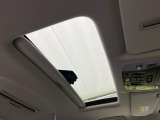 【サンルーフ】開放感たっぷりの希少装備、サンルーフが装着されています!車内に明かりを取り入れたり景色を楽しむ以外にも、車内の空気も簡単に換気できて快適です!