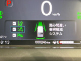 【ホンダセンシング】走行中に前方の車両等を認識し、衝突しそうな時は警報とブレーキで衝突回避と被害軽減をアシスト。より安全にドライブをお楽しみいただけます。