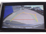 シフトレバーをリバースにすると連動してサイドカメラ映像&バックセンサーに切り替わります。スイッチ一つでフロントカメラへの切り替えも出来ます